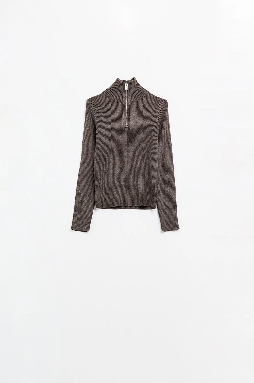 Brown ribbed fitted sweater with zip closure
