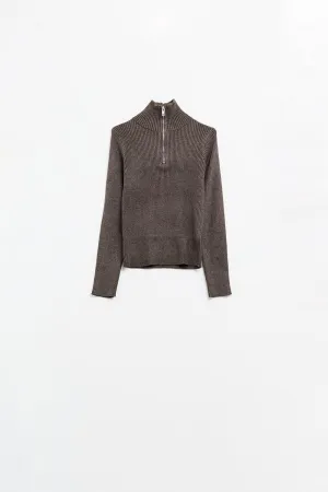 Brown ribbed fitted sweater with zip closure